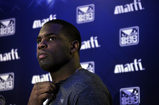 足球英超豪门逆风翻盘，球迷直呼太刺激